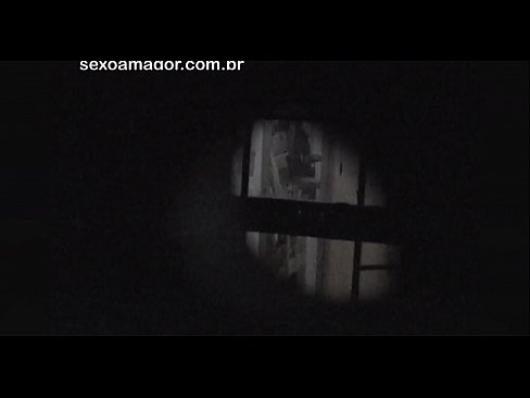 ❤️ Blondie estas sekrete filmita fare de najbara voyeur kaŝita malantaŭ kavaj brikoj ❤ Pornofilmo ĉe ni ❌️