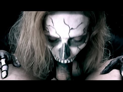 ❤️ Demona knabino suĉanta kokon per sia nigra buŝo kaj glutante kumon. ❤ Pornofilmo ĉe ni ❌️